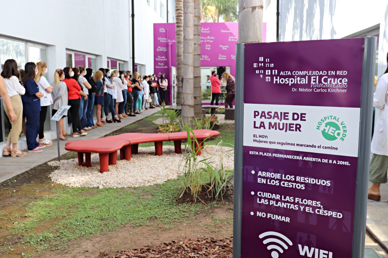 8M en el HEC se inauguró el “Pasaje de la Mujer” y el “Banco Rojo”